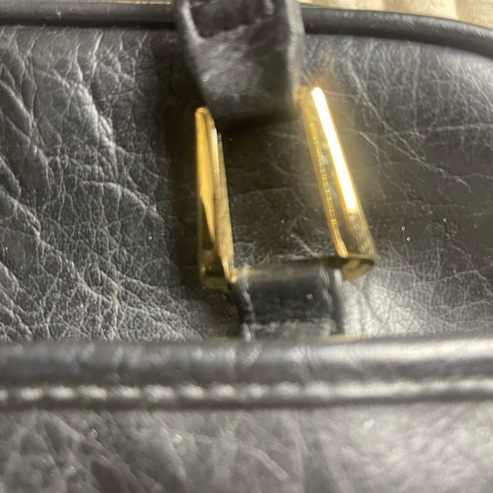 Sophisticated Black Leather Shoulder Bag - Picture 2 of 10